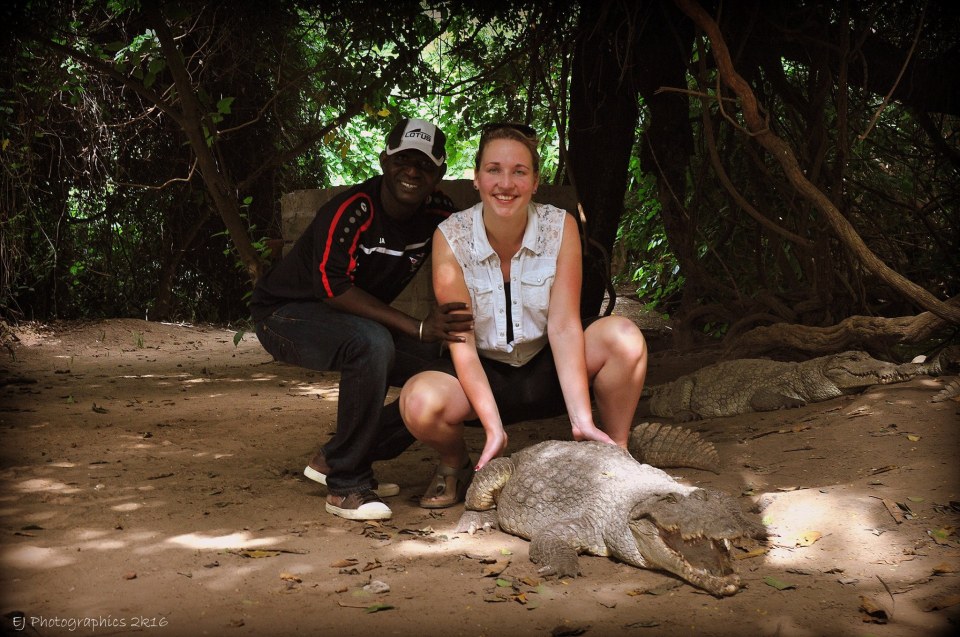 Toeristen op een krokodel