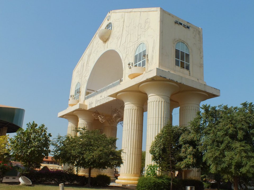 Nationaal musem op kolommen gebouwd.