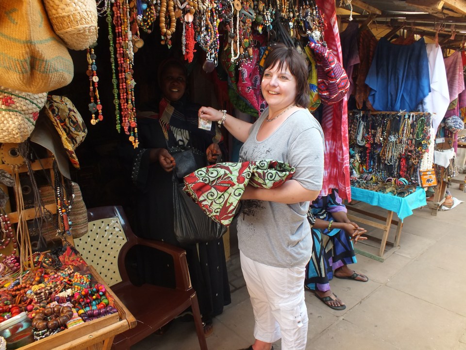 Op de Albert Market een prachtige jurk gekocht.