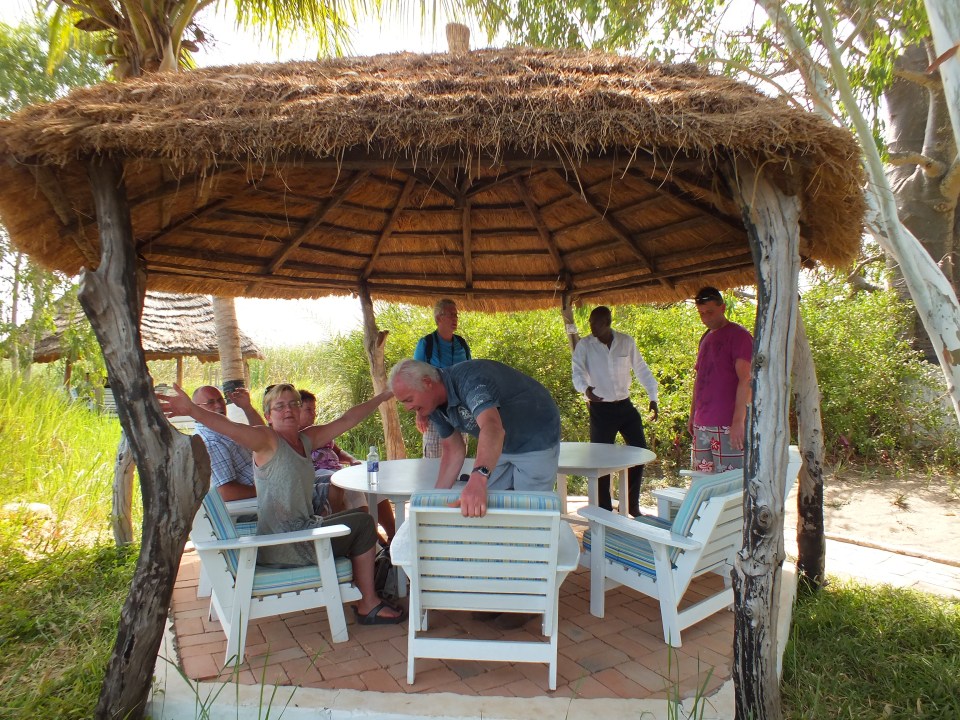 Heerlijk op een terras zitten. Voor de schaduw is een rieten kap gebouwd