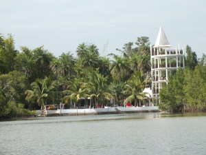 Makasutu uitkijktoren over de jungle van Gambia