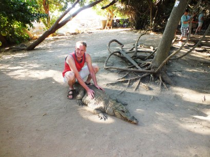 Poseren op een krokodil