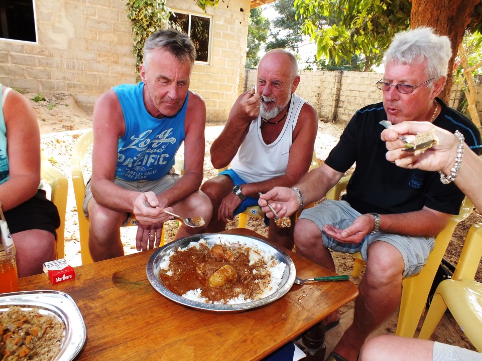 Er wordt een traditiinele maaltijd gegeten. Pinutsoup